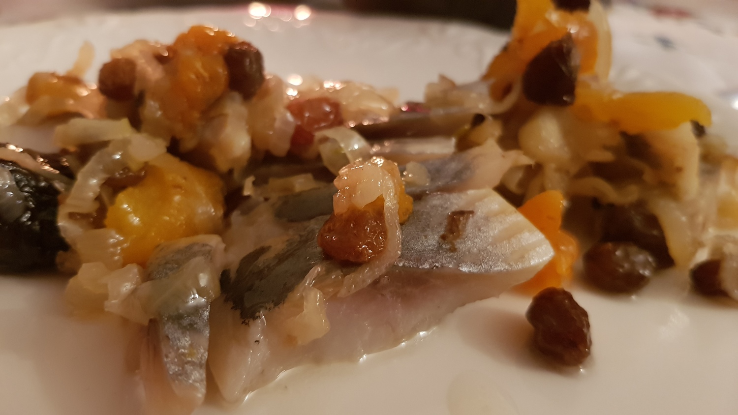Silkės salotos su razinomis ir mandarinais