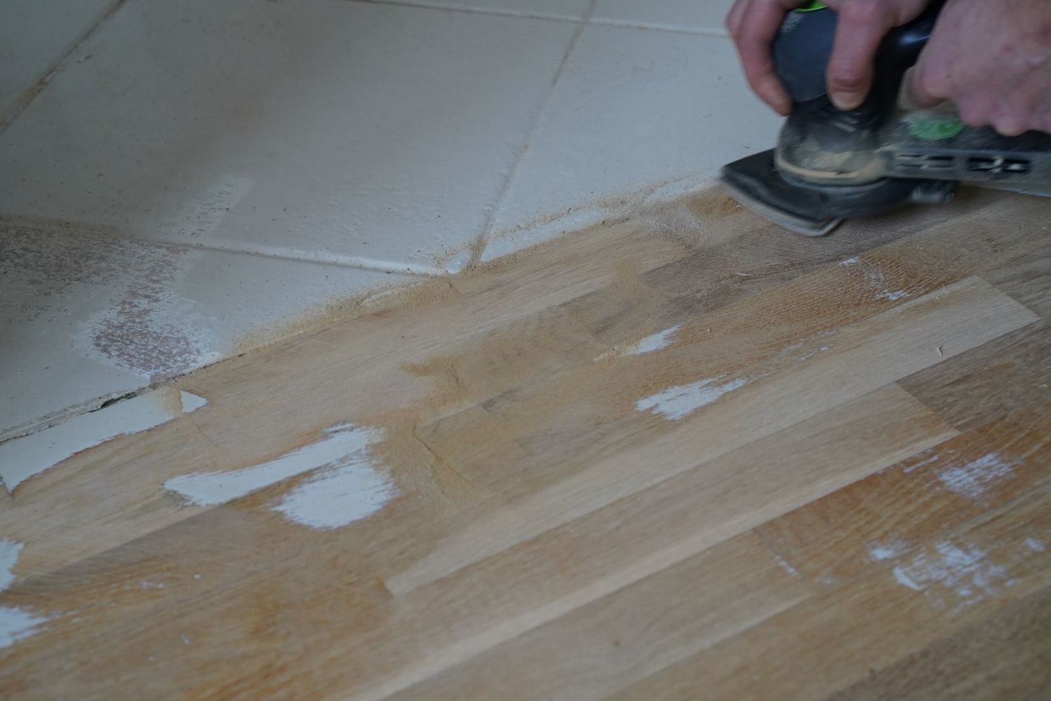 dažų nuėmimas nuo grindų