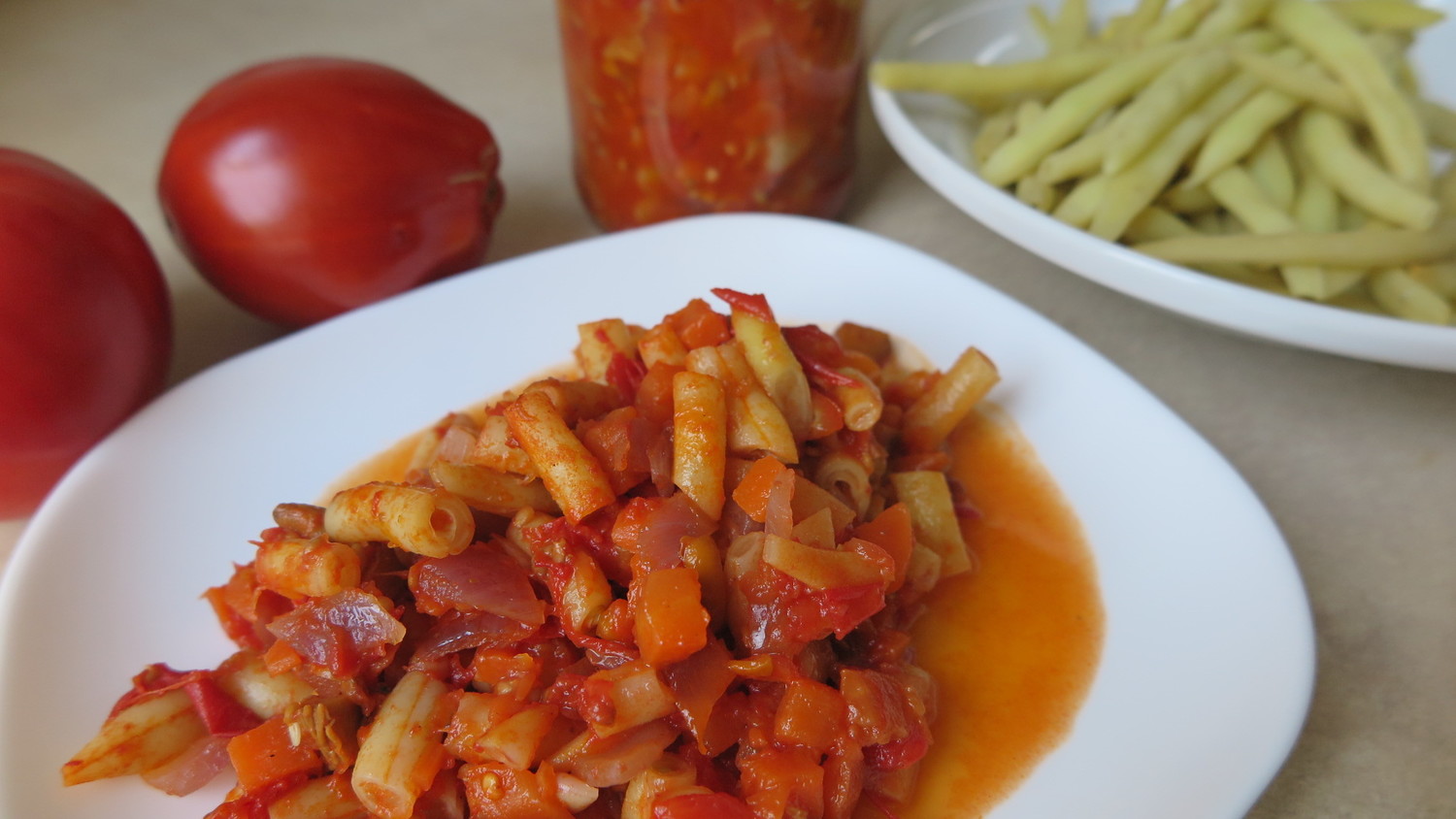 Mišrainė iš šparaginių pupelių su pomidorais