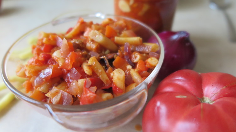 Šparaginių pupelių mišrainė su pomidorais