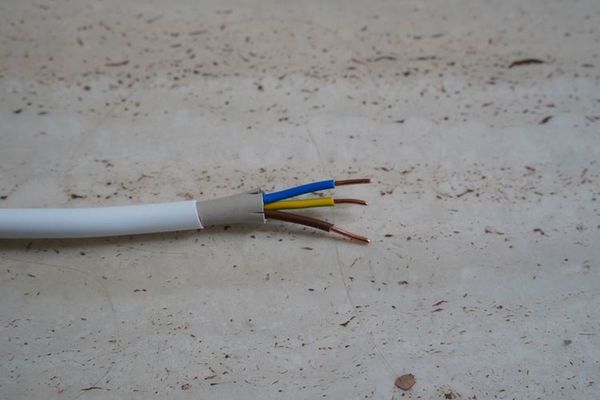 degimo nepalaikantis elektros kabelis