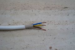 degimo nepalaikantis elektros kabelis
